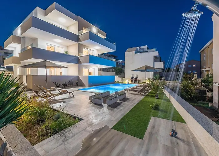 Pool Apartments Villa Meteorite