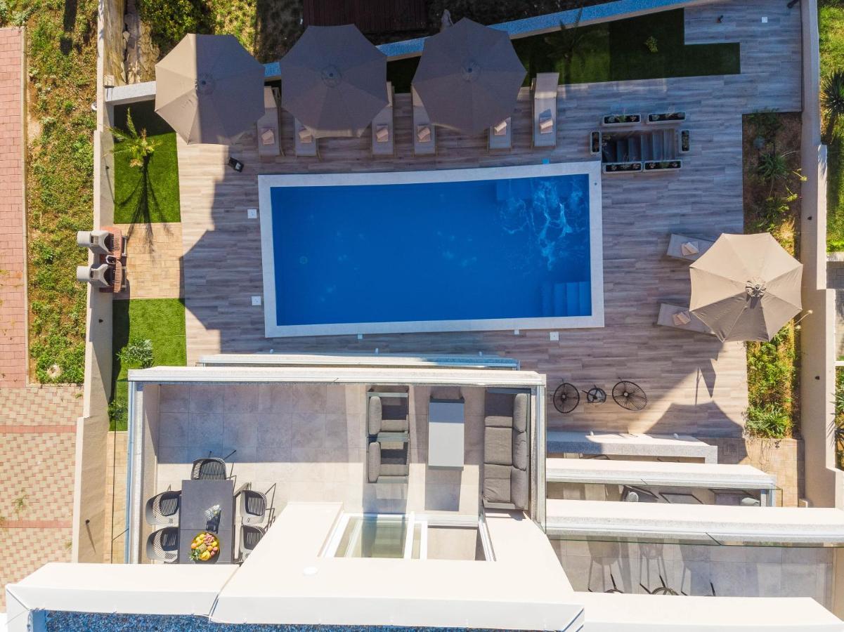 Pool Meteorite Apartment Novalja