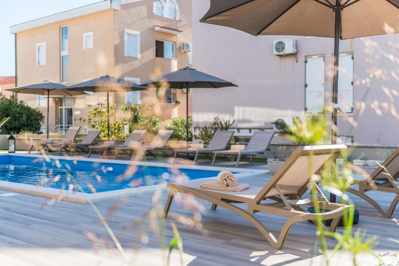 Pool Meteorite Apartment