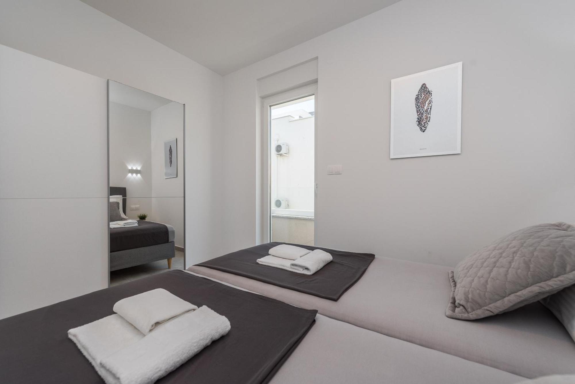 Apartman Pool Meteorite *