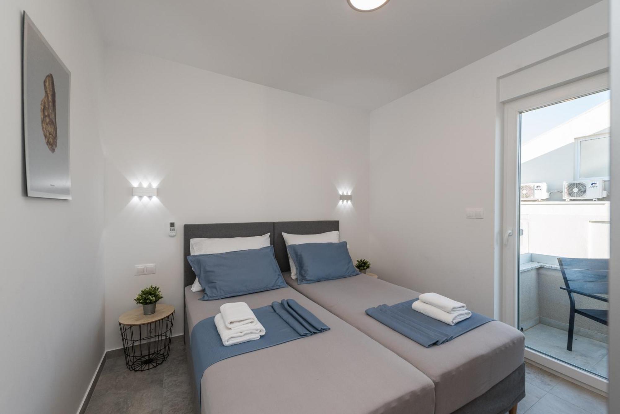 Pool Meteorite Apartman Novalja